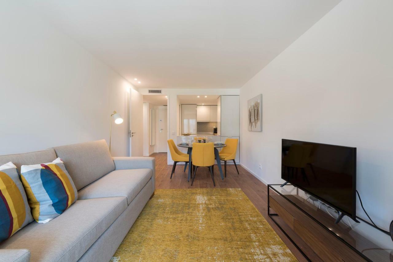 Lovelystay - Downtown Balcony Apartment With Free Parking Porto Exterior photo
