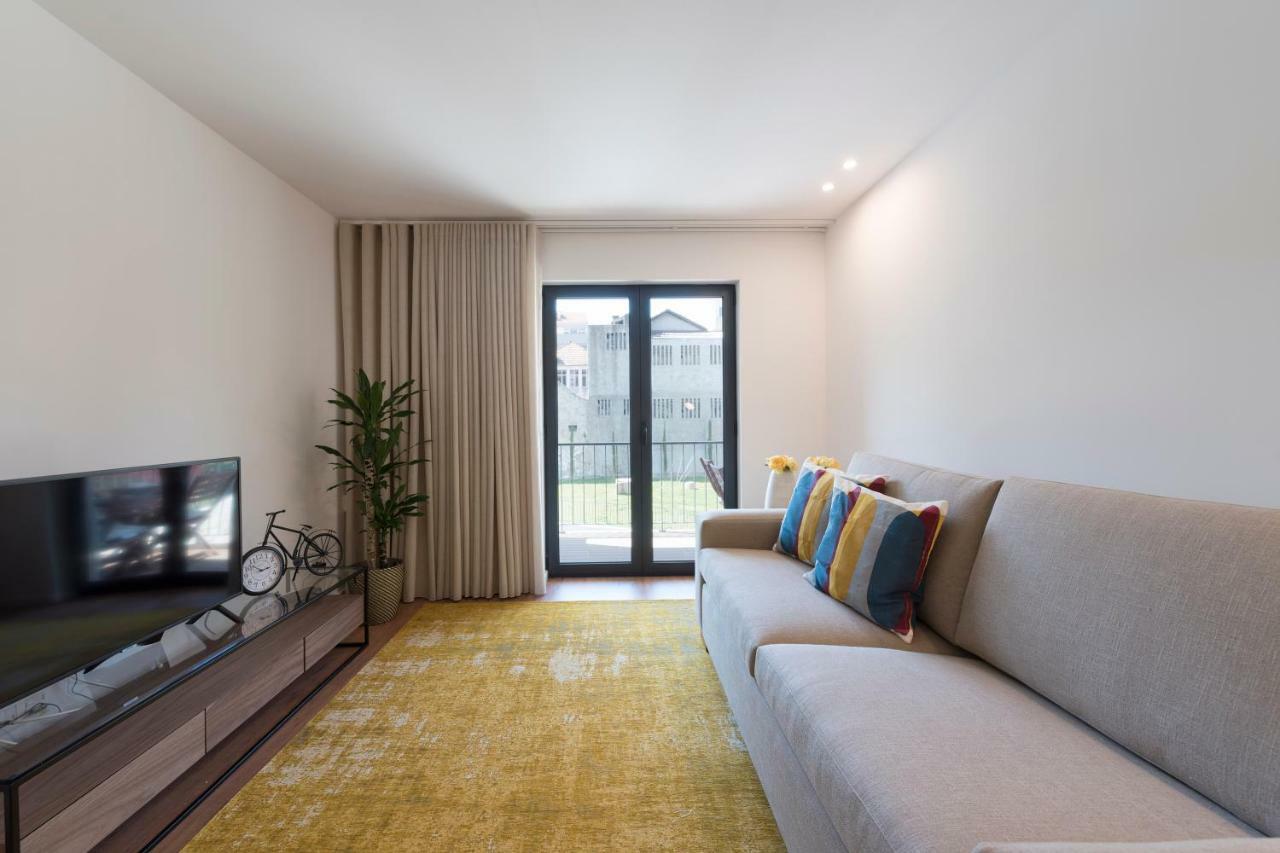Lovelystay - Downtown Balcony Apartment With Free Parking Porto Exterior photo